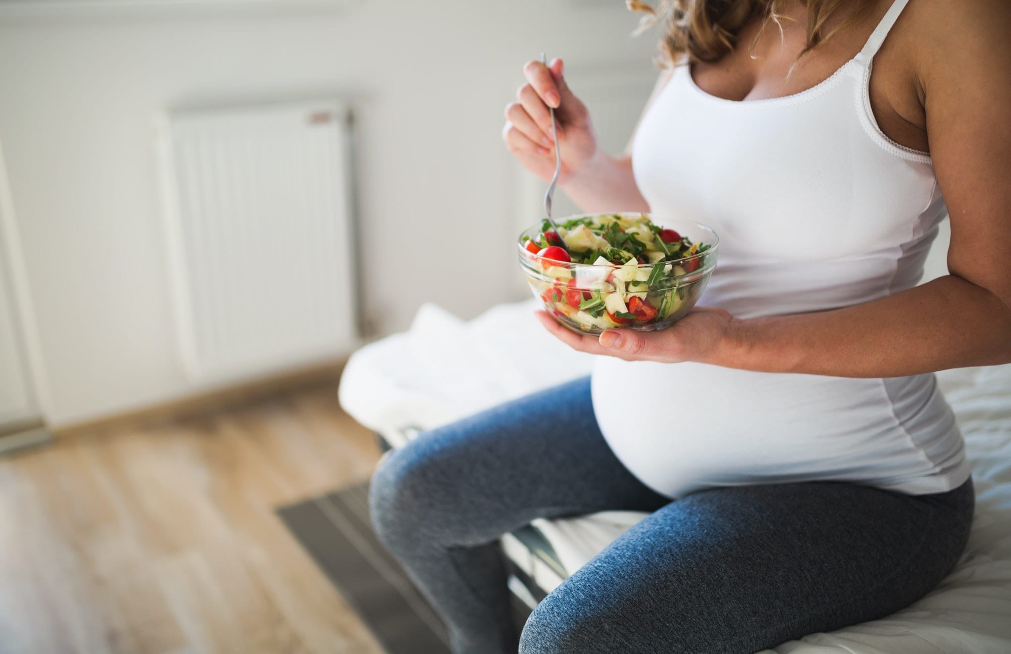 Беременная женщина ест